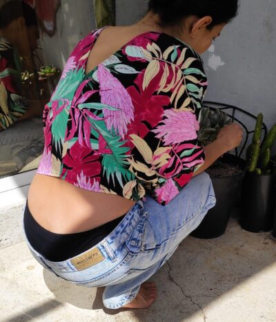 Foto cueca menstrual Rita com camisa flores